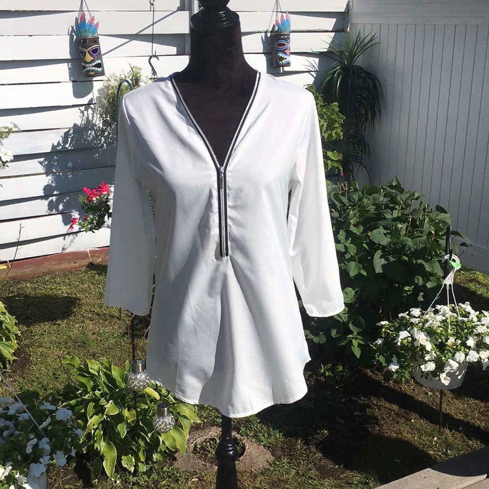 Zip up white and black blouse. Super cute